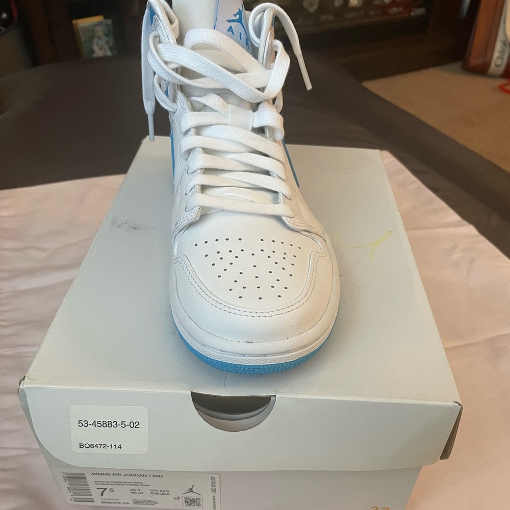 NEW- Women’s Jordan 1 Mid size 7.5